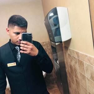 Meet your Posher, Dominique